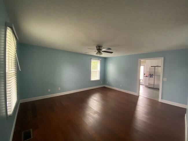 Building Photo - 607 N Greenwood Ext