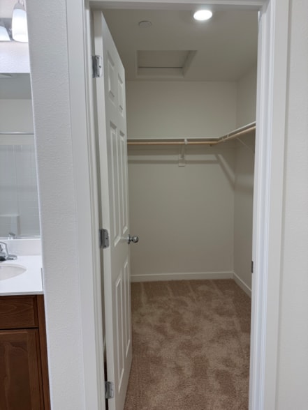 Building Photo - 221 Dylan St