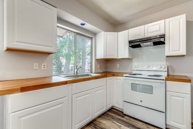 Building Photo - 827 Spg Pk Dr