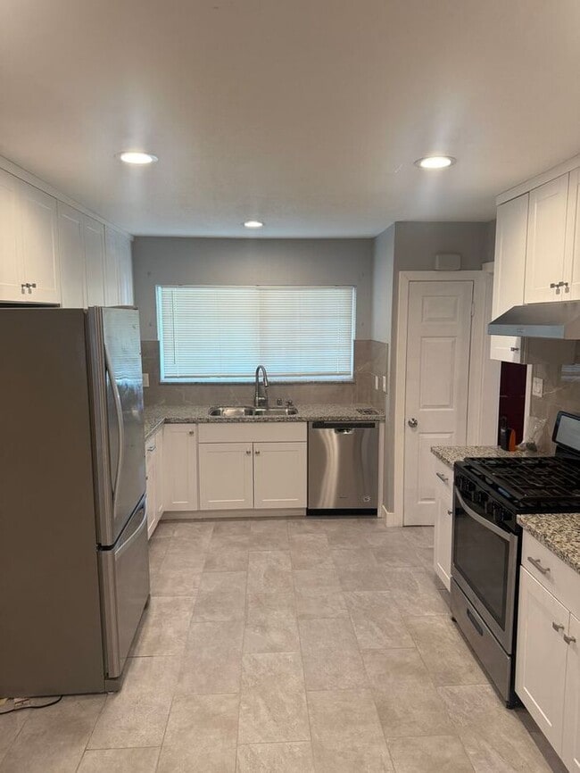 Building Photo - Charming 3 bedroom 2 bath home