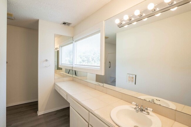 Building Photo - Spacious Brick Ranch in Union School District.