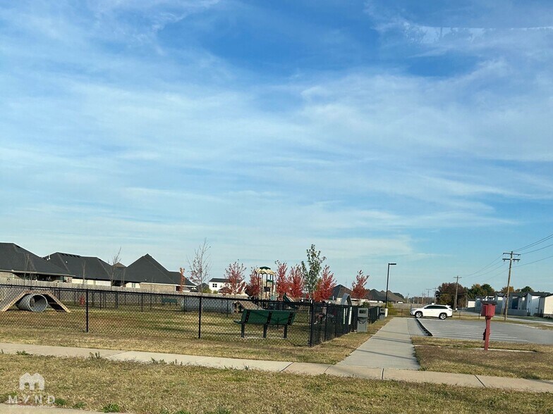 Building Photo - 1061 Lakeview Dr