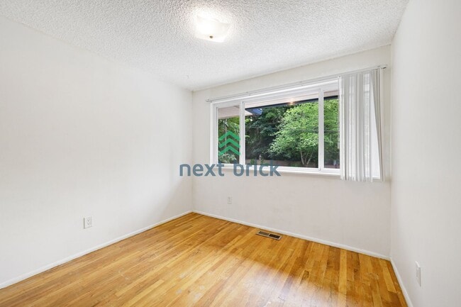 Building Photo - Beautiful Single Family House Bellevue Ava...
