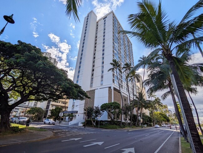 Building Photo - Penthouse 1 BR 1 BA with 1-PRKG and Ala Wa...