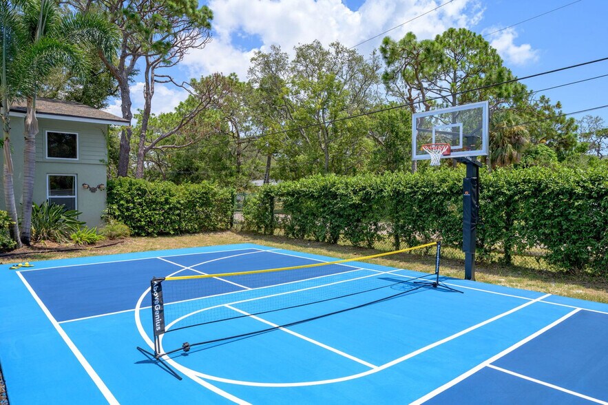 Building Photo - 9800 E Bay St