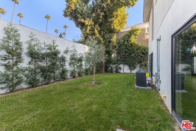 Building Photo - 1752 N Van Ness Ave