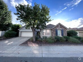 Building Photo - Gorgeous Four Bedroom Two Bathroom Home