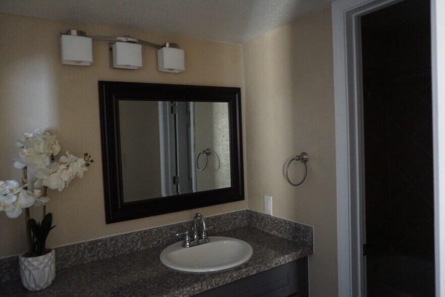 1 bed 1 bath Restroom - Falls of Chelsea Lane