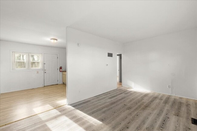 Building Photo - 28 Crescent Dr