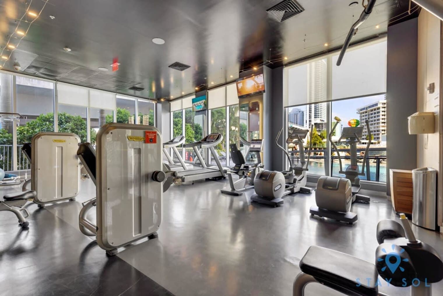 Building Photo - 2602 E Hallandale Beach Blvd