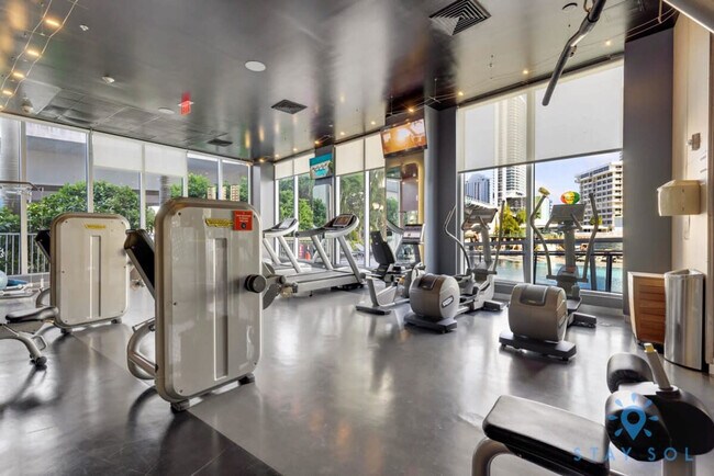 Building Photo - 2602 E Hallandale Beach Blvd