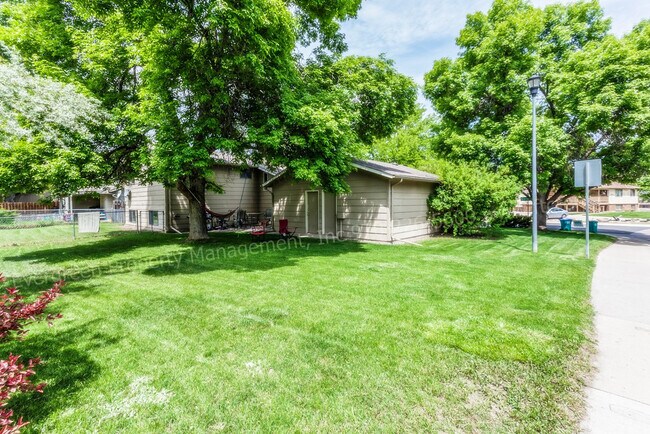 Building Photo - 915/917 Camelot Ct