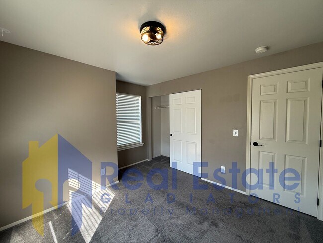 Building Photo - 15817 Lakeview Ave SE