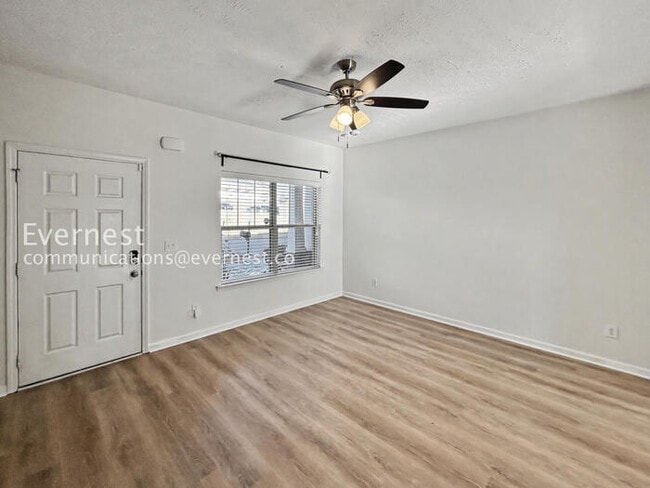 Building Photo - 2 Bed/2.5 Bath Townhome with Fenced Yard / Pet-Friendly / Available Now!