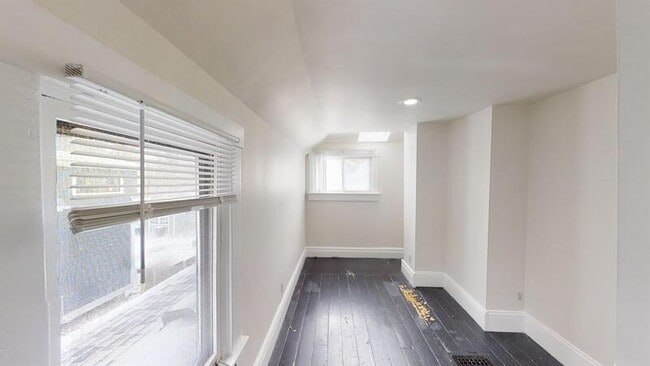 Building Photo - 605 W Washington St