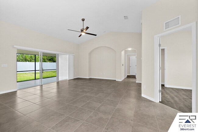 Building Photo - 10 Lysander Ln