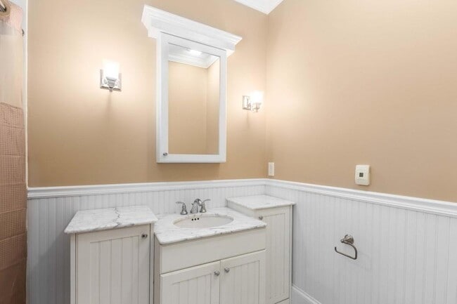 Building Photo - 656 Yorkshire Rd NE