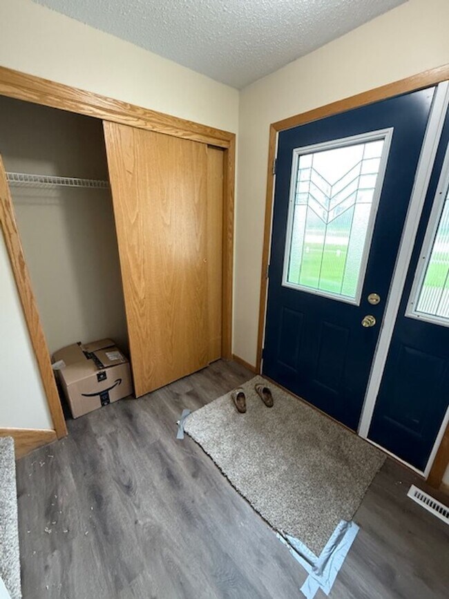 Building Photo - Large 5 bedroom home with updates in quiet neighborhood
