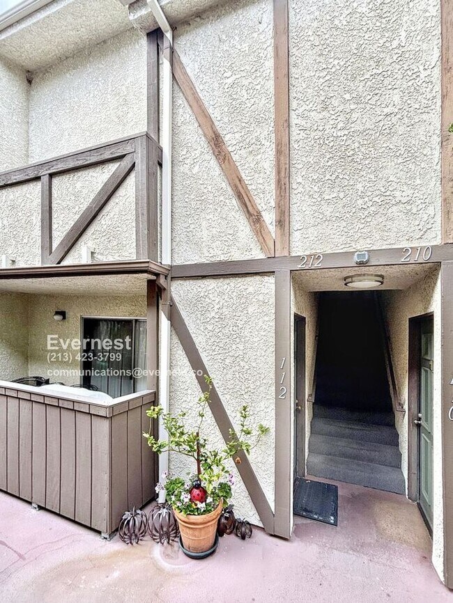 Building Photo - Lovely 2-Bed, 2-Bath Condo with Great Loca...