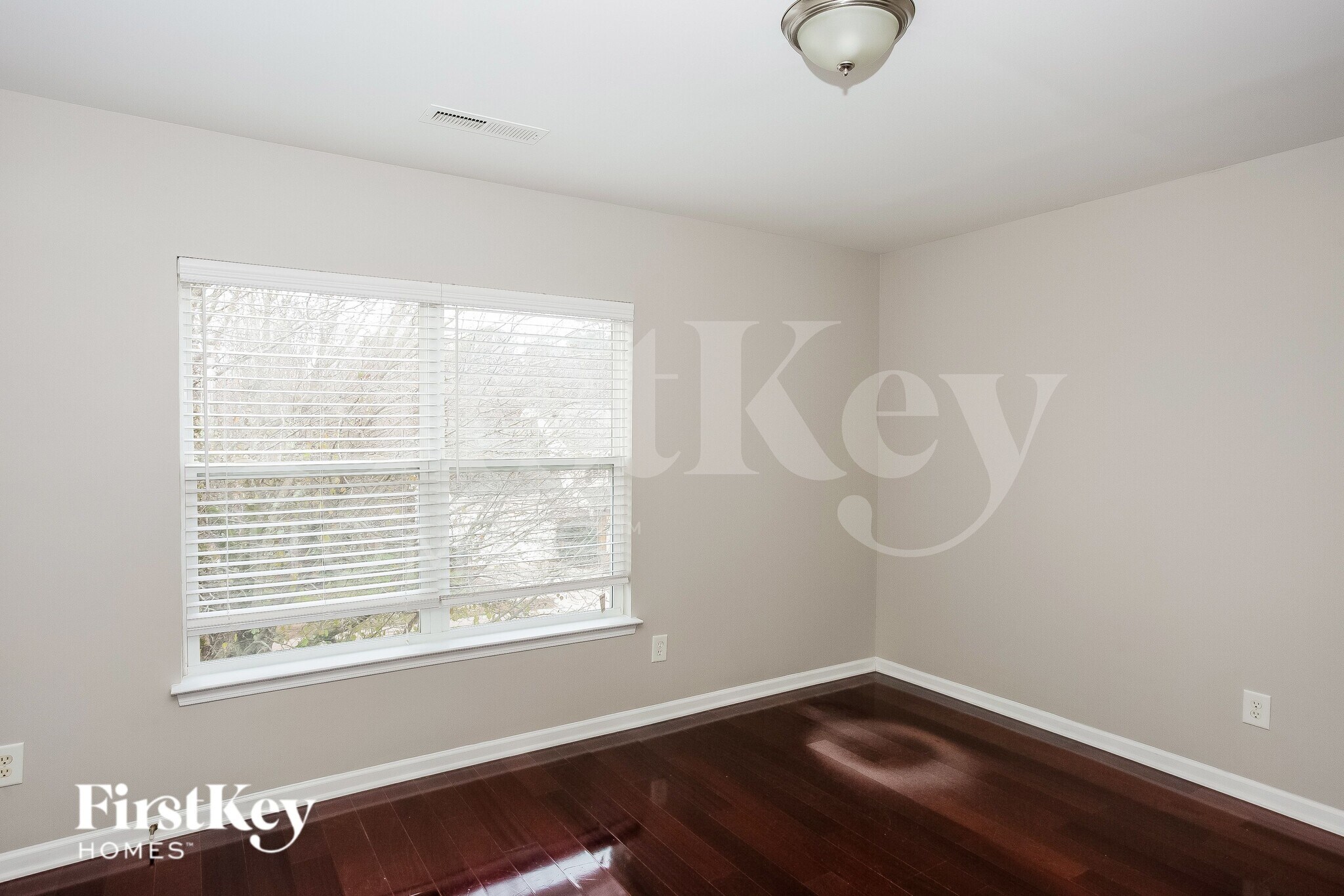 Building Photo - 8122 Chatham Oaks Dr