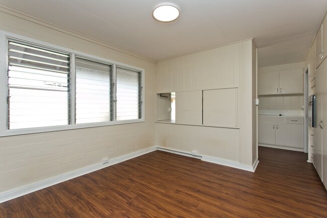 Building Photo - 4 BD 2 BA w/ Large Driveway & Yard