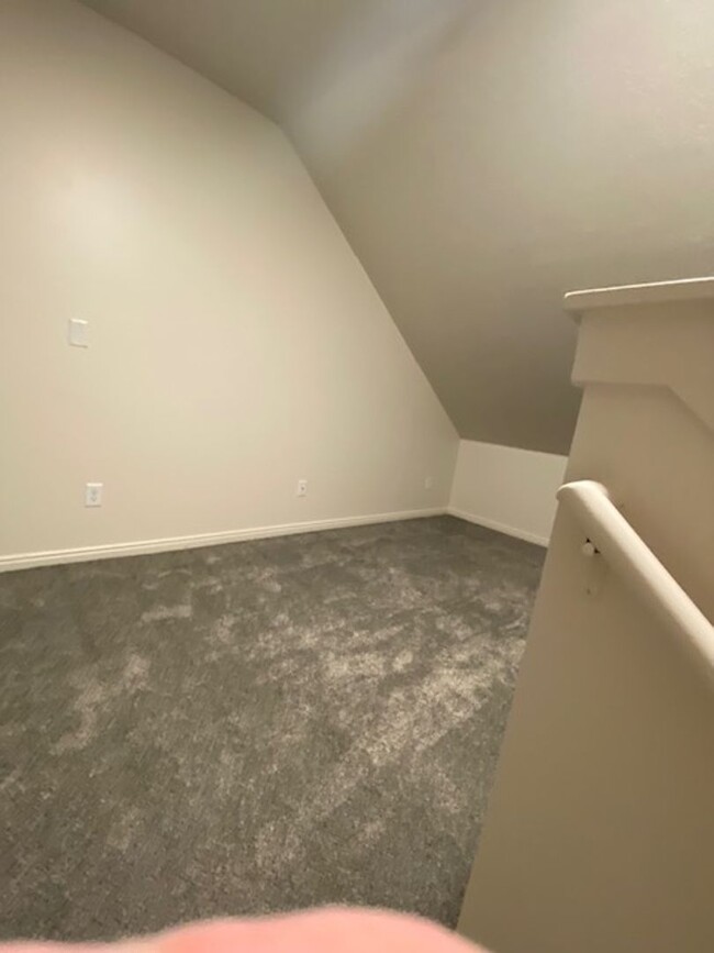 Building Photo - REMODELED 3 BEDROOM TOWNHOME