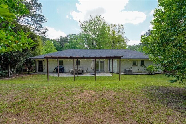 Building Photo - 3076 McCully Dr NE