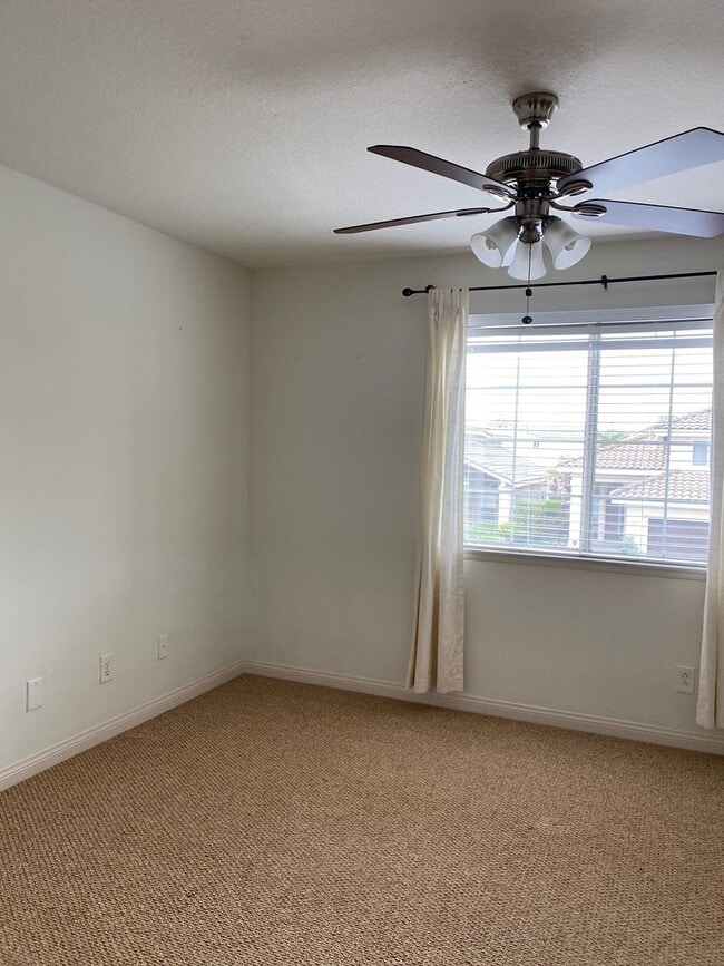 Building Photo - Beautiful 3 Bed 3 Bath Sorrento Home in Cy...
