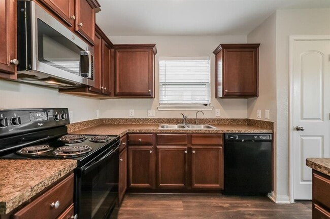 Building Photo - 3004 Oak Ln