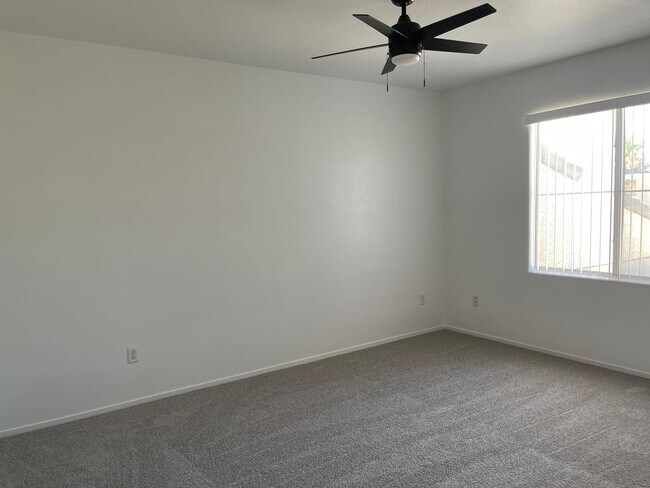 Building Photo - MOVE IN READY! 3 BEDROOM- GUARD GATED COMM...