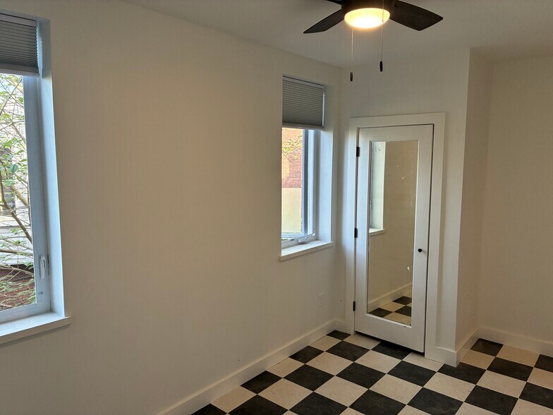 Building Photo - 445 S 51st St