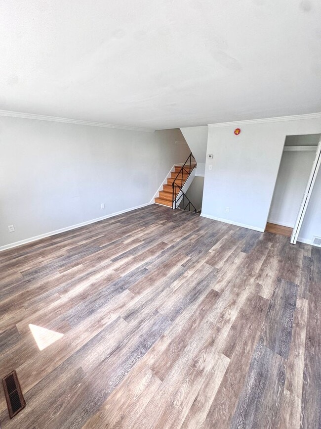 Building Photo - SUPER CLEAN THREE BEDROOM TOWNHOME