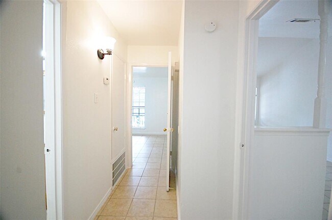 Building Photo - 5704 Edgemoor Dr