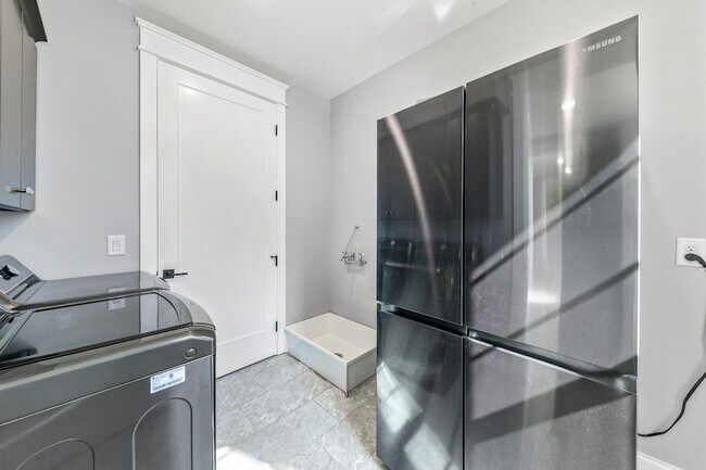 Building Photo - 601 Joyce Ave