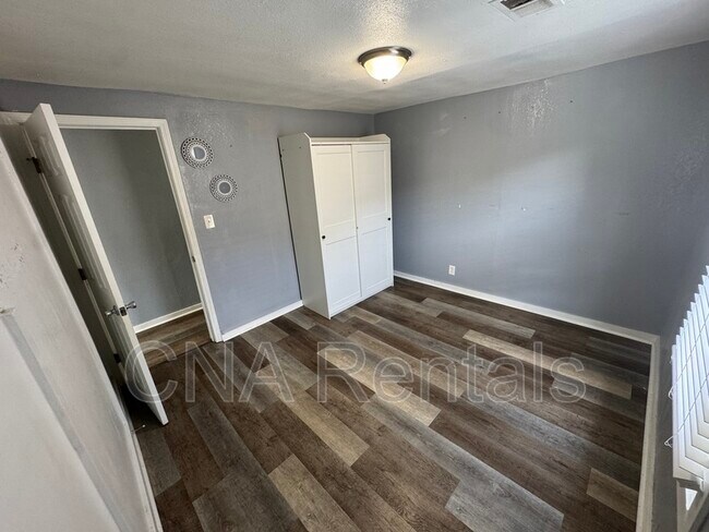 Building Photo - 539 Paines Ave NW