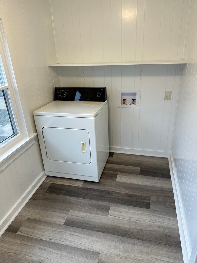 Building Photo - 1104 S Brady St