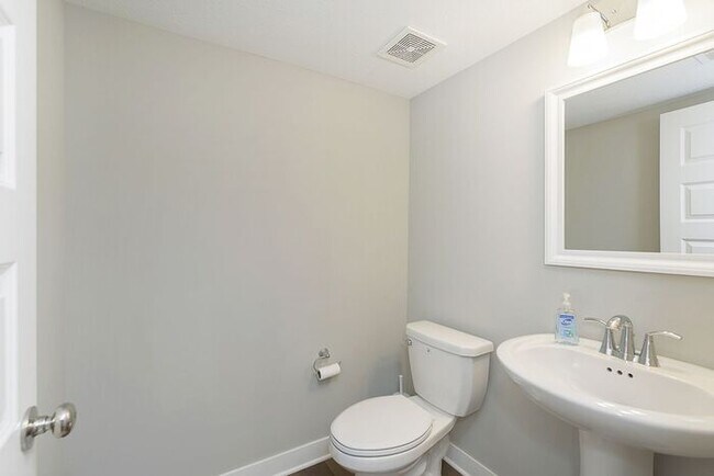 Building Photo - Gorgeous 3 Bedroom 2 Full/2 Half Bath Townhome in the Heart Of Carmel!