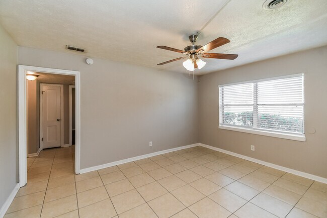 Building Photo - 7909 Caxton Cir W