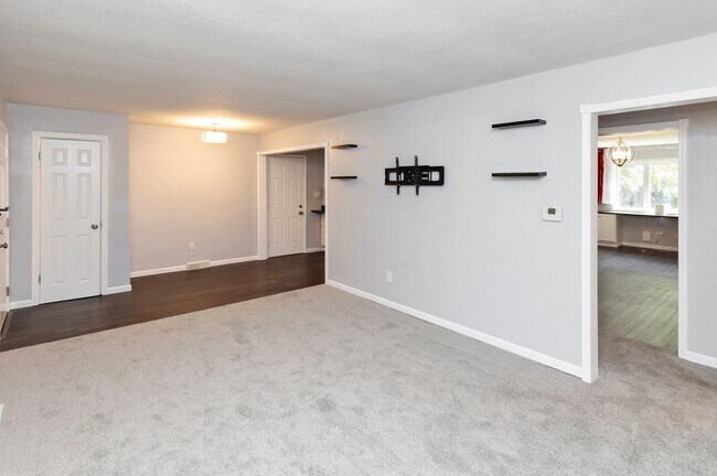Building Photo - NEWLY UPDATED!! 3 Bedroom, 2 Bathroom Home in Des Moines!
