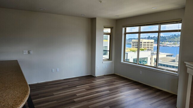 Building Photo - Lake Union View Condo 2 bed Avail 10/1