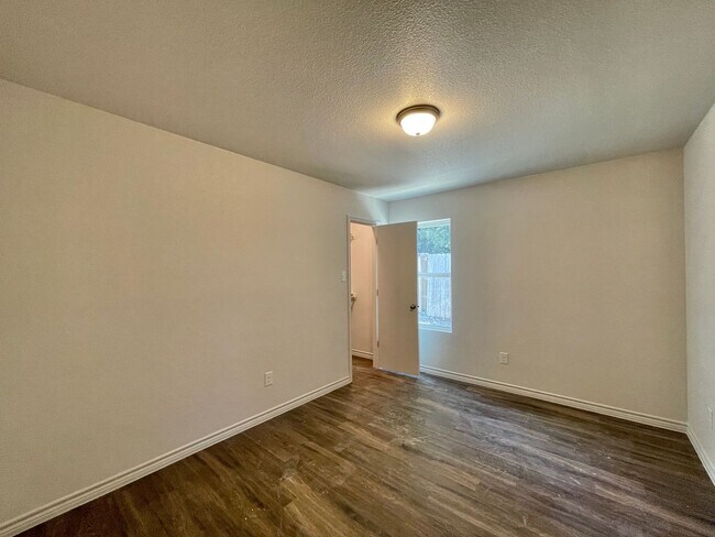 Building Photo - 1712 Clovis Dr
