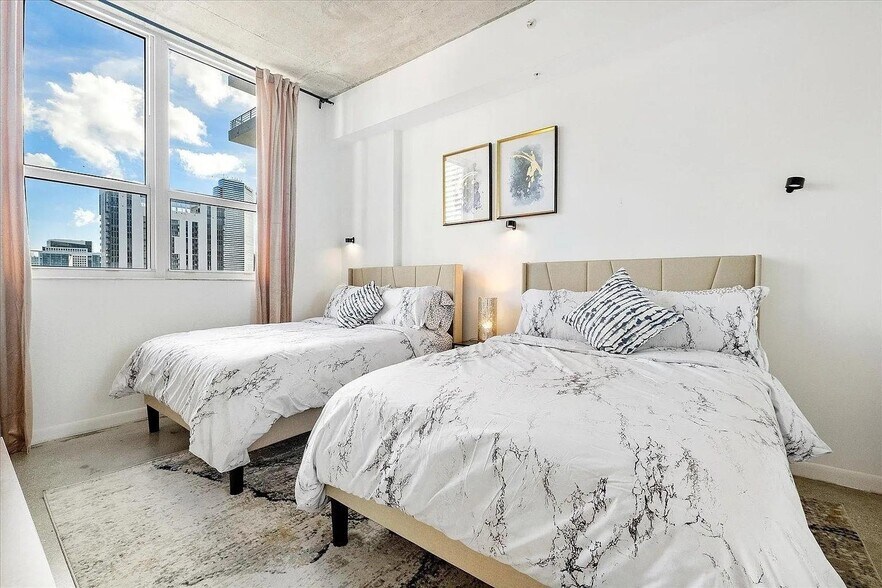 Building Photo - 133 NE 2nd Ave