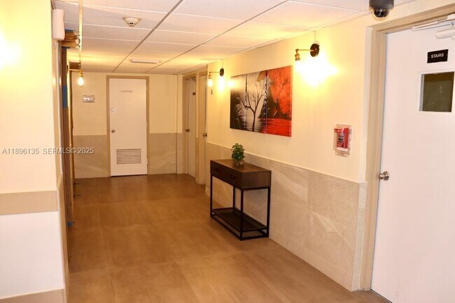 Building Photo - 4164 Inverrary Dr