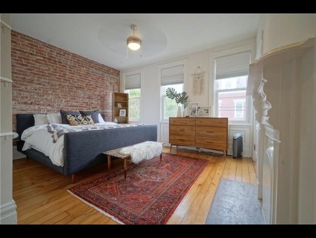 Master bedroom with closet - 165 Home St