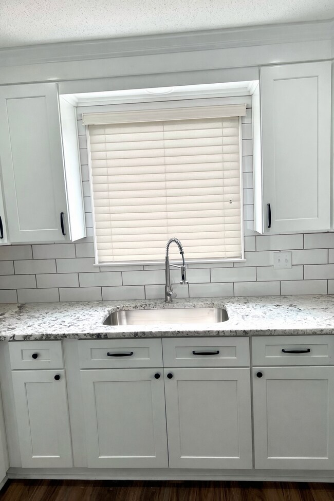 Building Photo - 1206 King Henry Dr