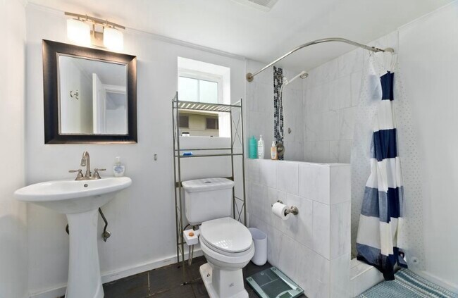 Building Photo - 744 Wainaku St