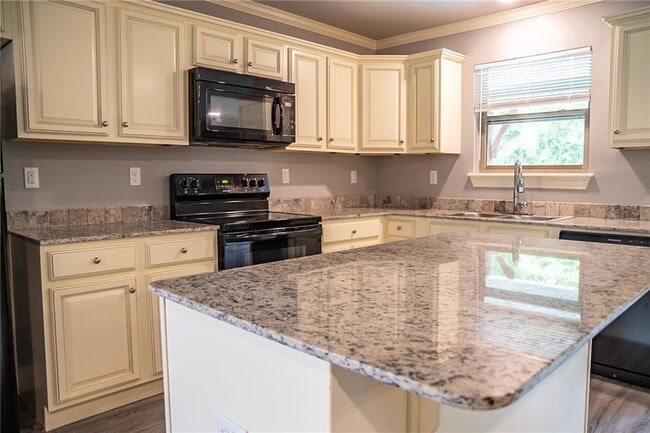 Building Photo - Ready to rent for Summer 2026 | 3 bed, 3 bath