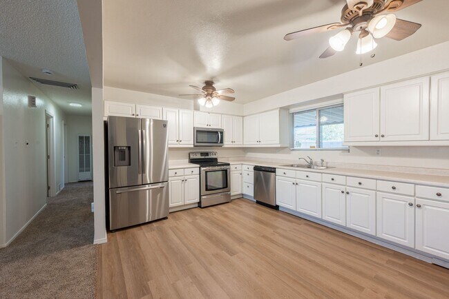 Building Photo - Brick Westside 2/bd 1/ba