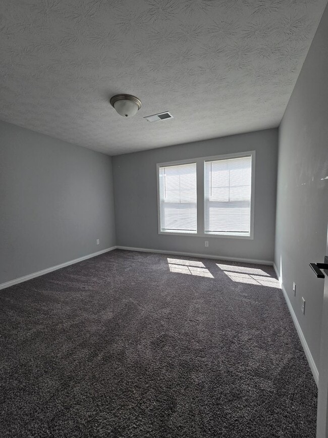 Building Photo - 3 Bed, 2.5 Bath Home in a Great Neighborhood!