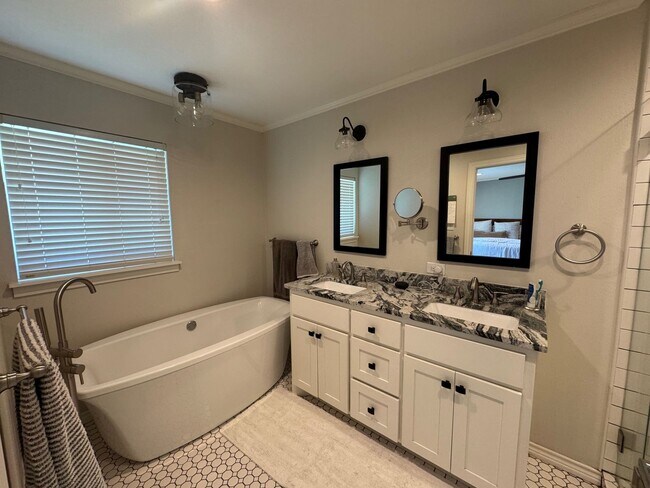 Building Photo - Beautifully Maintained Corner Lot Waco Home